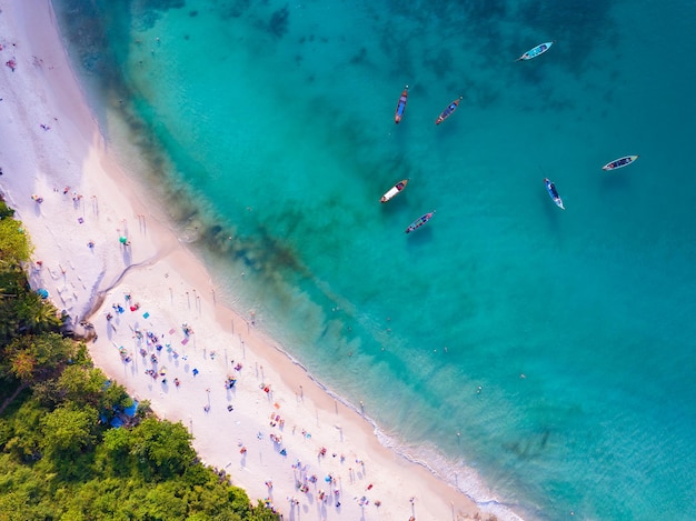 Incroyable vue de dessus belle plage Vue aérienne de la mer de la plage tropicale dans la magnifique île de Phuket Situé à Freedom Beach Phuket Thaïlande