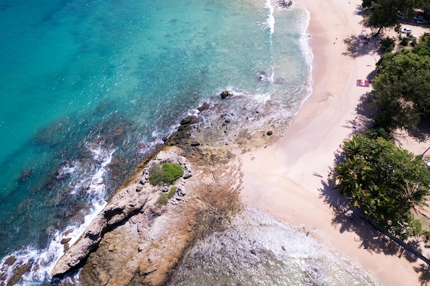 Incroyable vue de dessus du bord de mer Vue aérienne de la mer tropicale dans la magnifique île de Phuket en Thaïlande