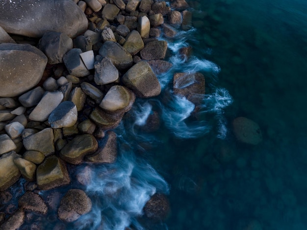 Incroyable vue de dessus magnifique bord de mer Vue aérienne vagues se brisant sur les rochers Belle mer dans l'île de Phuket Thaïlande