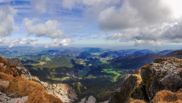 Incroyable vue large sur un paysage de montagne vallonné et un ciel incroyable pendant la randonnée panoramique