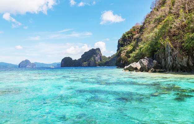 Incroyable vue panoramique sur la baie de la mer et les îles de montagne, Palawan, Philippines vacances sérénité belle nature tropicale