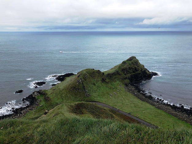 Incroyable vue panoramique sur la côte d'Irlande du Nord, près de la Chaussée des Géants, paysage de Grande-Bretagne