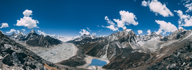 Incroyable vue panoramique sur le puissant Himalaya et le paisible lac Gokyo sur fond de ciel bleu nuageux. Trek du camp de base de l'Everest dans le parc national de Sagarmatha au nord-est du Népal.