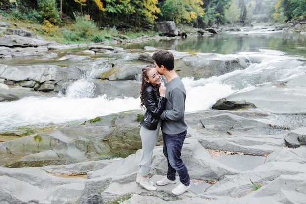 incroyablement beau et charmant couple sur la rivière de montagne