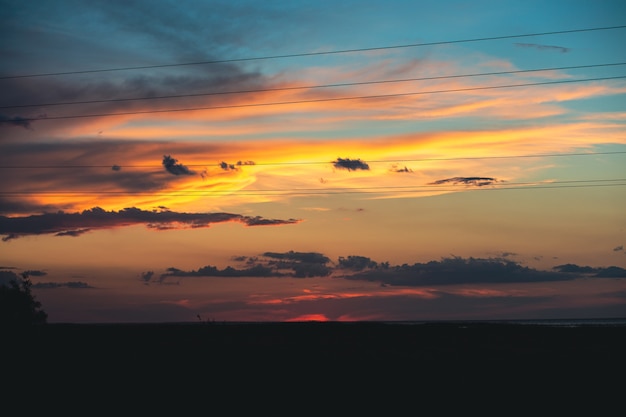 Incroyablement beau coucher de soleil avec un ciel jaunebleu Beau ciel au coucher du soleil Magnifique coucher de soleil au bord de la