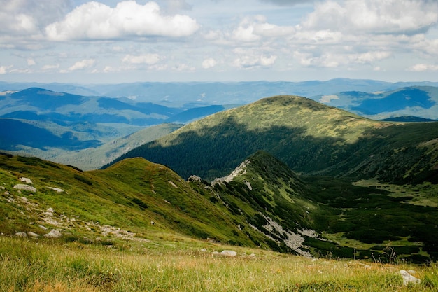 Incroyablement belles vues panoramiques sur les montagnes des Carpates. Sommets des Carpates sur fond de ciel bleu