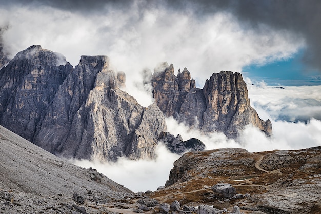 Incroyables montagnes rocheuses couvertes de nuages, Tre Cime di Lavaredo park, Dolomites, Italie