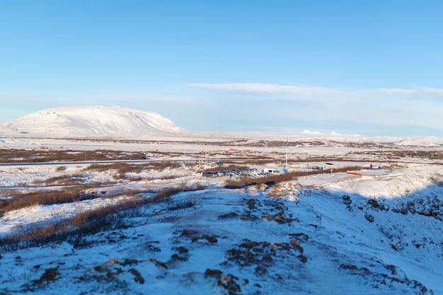 Les incroyables paysages de champs et de plaines d'Islande en hiver.