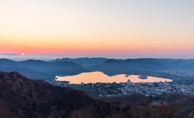 L'Inde au lever du soleil, vue sur le lac Man Sagar, Jaipur.