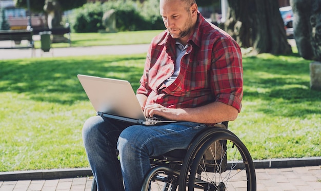 Indépendant avec un handicap physique qui utilise un fauteuil roulant travaillant dans le parc