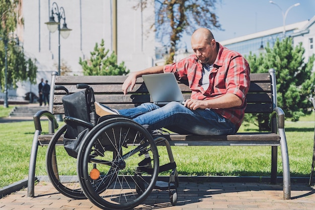 Indépendant avec un handicap physique qui utilise un fauteuil roulant travaillant dans le parc