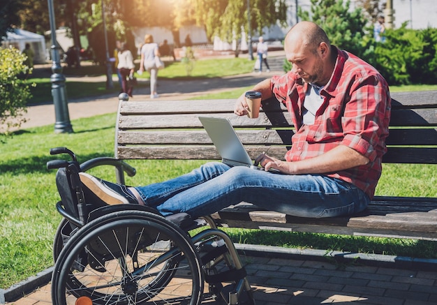 Indépendant avec un handicap physique qui utilise un fauteuil roulant travaillant dans le parc