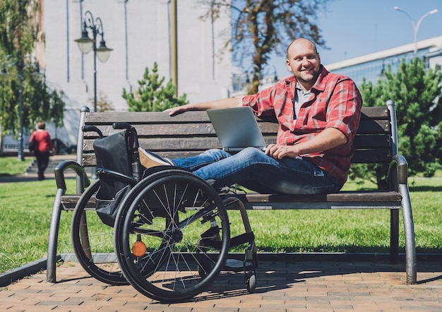 Indépendant avec un handicap physique qui utilise un fauteuil roulant travaillant dans le parc