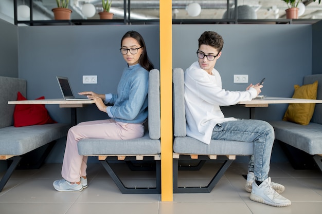 Indépendants au-delà du mur dans un café