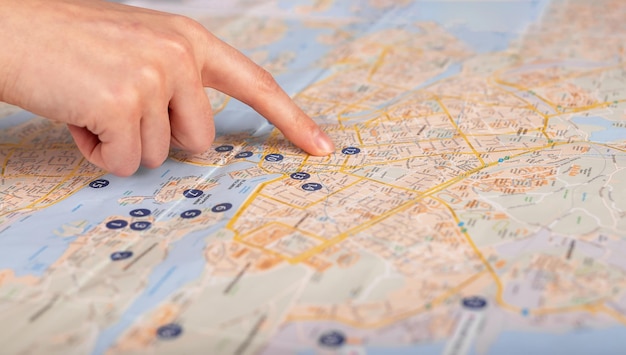 Index pointant vers l'emplacement sur la carte Planification de l'itinéraire de voyage Ville pays ou études d'itinéraires de voyage Concept de navigation d'aventure
