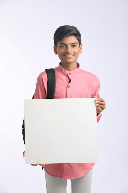 Indian college boy montrant tableau blanc sur fond blanc