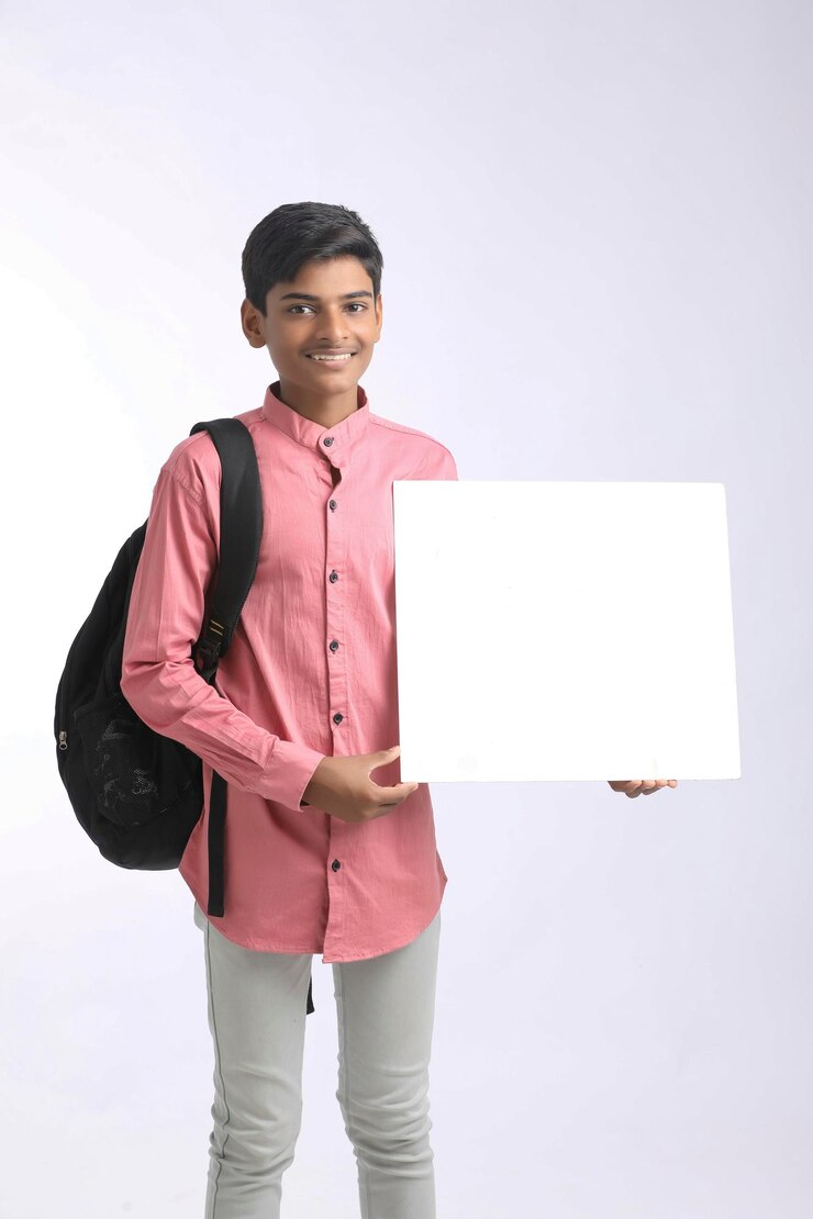 Indian college boy montrant tableau blanc sur fond blanc