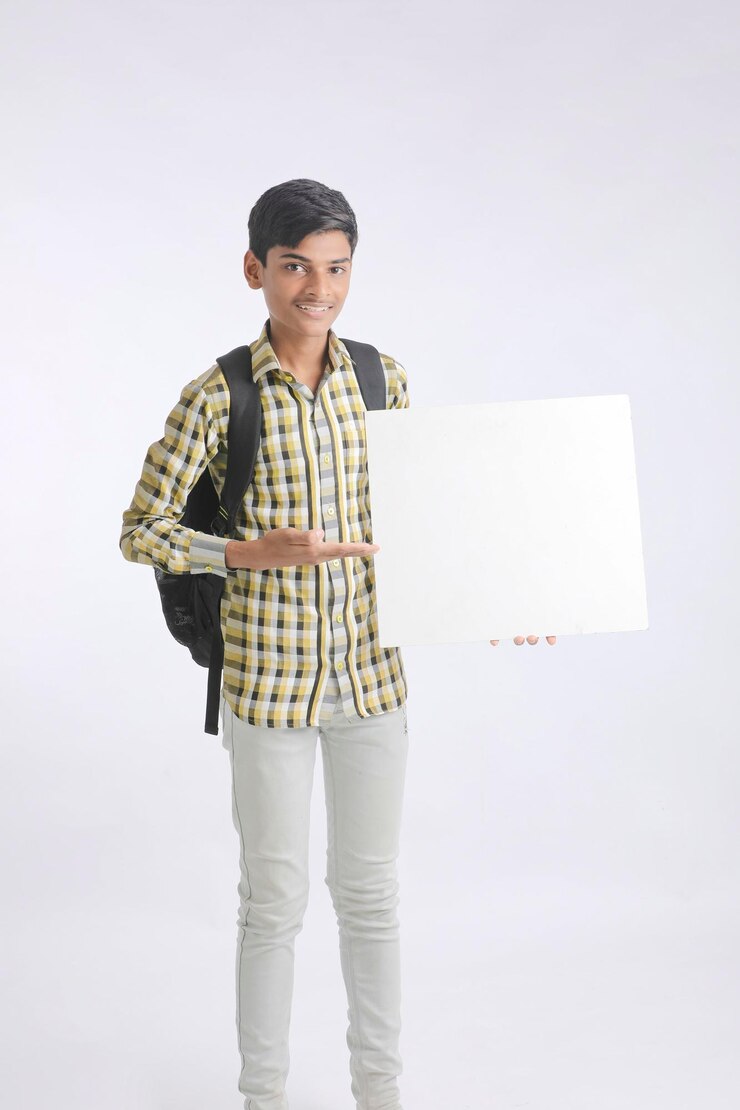 Indian college boy montrant tableau blanc sur fond blanc