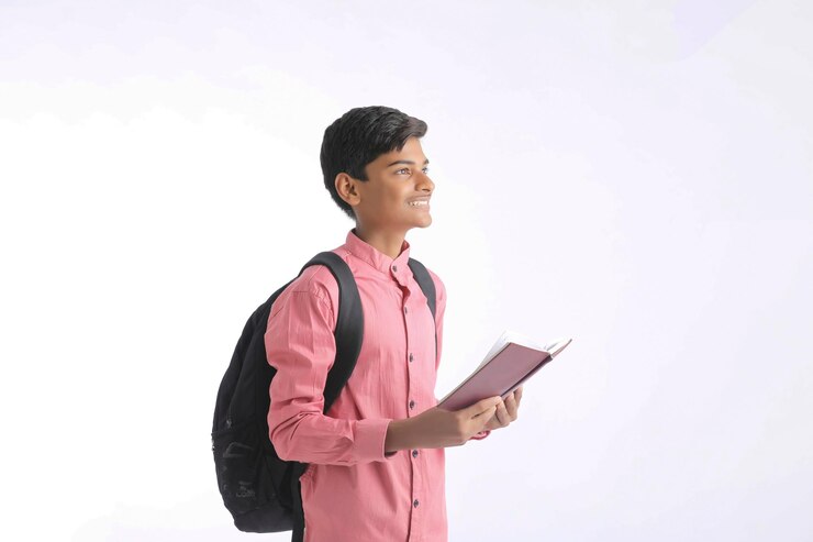 Indian college student holding journal à la main sur fond blanc