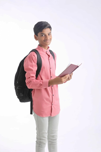 Indian college student holding journal à la main sur fond blanc