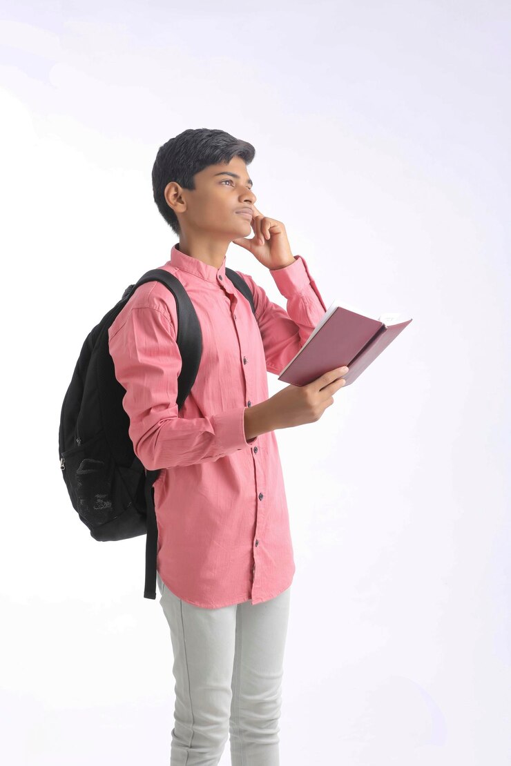 Indian college student holding journal à la main sur fond blanc