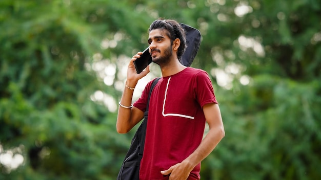 Indian Guitarist Boy parle au téléphone