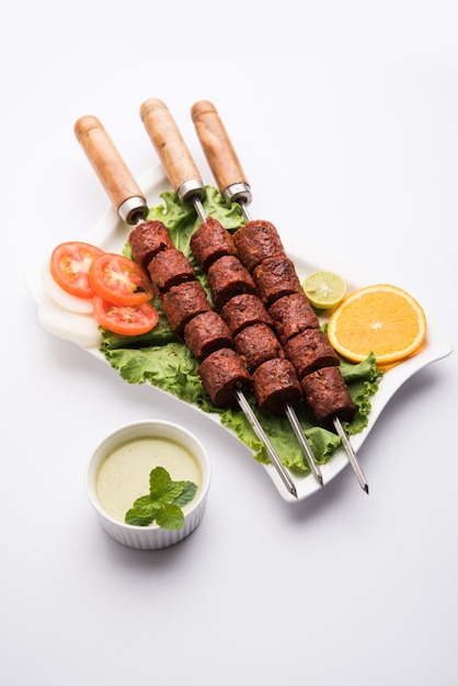 Indian Mutton Seekh Kabab servi avec salade verte, mise au point sélective