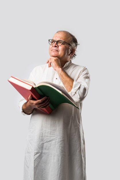 Indian senior man reading book ou journal - concept de passe-temps ou de loisirs