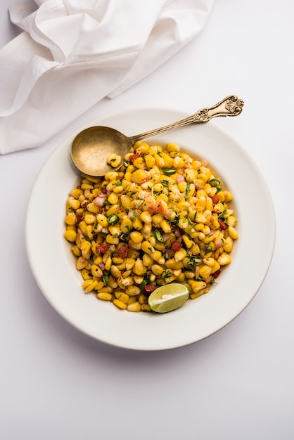 Indian Sweet Corn Chat ou Chat est une recette de collation facile à préparer, servie dans un bol ou une assiette. Mise au point sélective