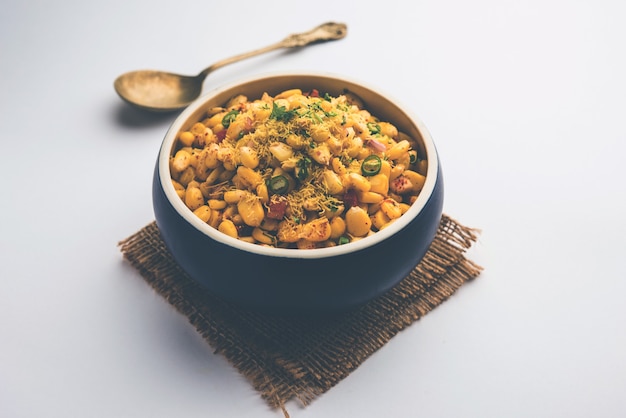 Indian Sweet Corn Chat ou Chat est une recette de collation facile à préparer, servie dans un bol ou une assiette. Mise au point sélective