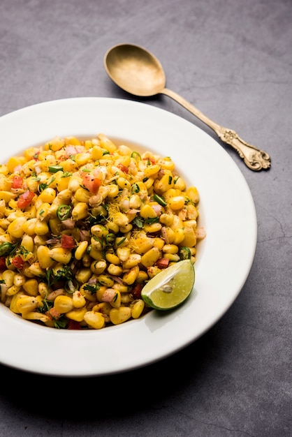 Indian Sweet Corn Chat ou Chat est une recette de collation facile à préparer, servie dans un bol ou une assiette. Mise au point sélective