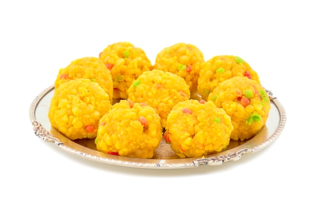 Indian Sweet Food Laddu sur fond blanc