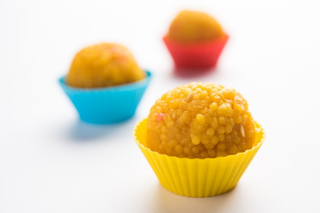 Indian Sweet Motichoor laddoo Aussi connu sous le nom de Bundi Laddu ou Motichur Laddoo, servi dans de petites tasses colorées. Mise au point sélective