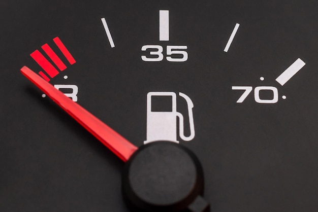 Indicateur de carburant avec indicateur rouge au niveau videApproche du tableau de bord de la voiture Indicateur d'essence du compteur de carburant à l'essence surchargée dans la voiture ClipSenseur d'essene