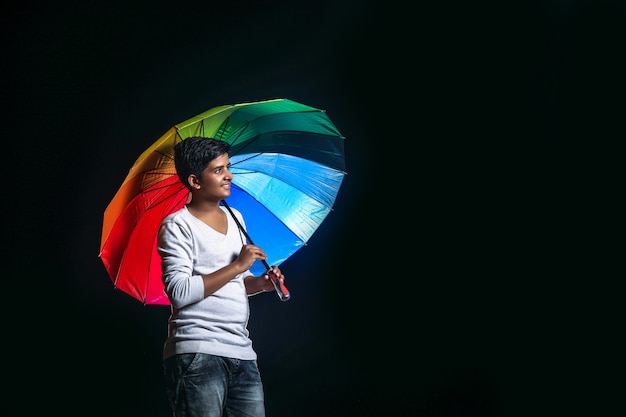 Indien, garçon, tenue, parapluie, main