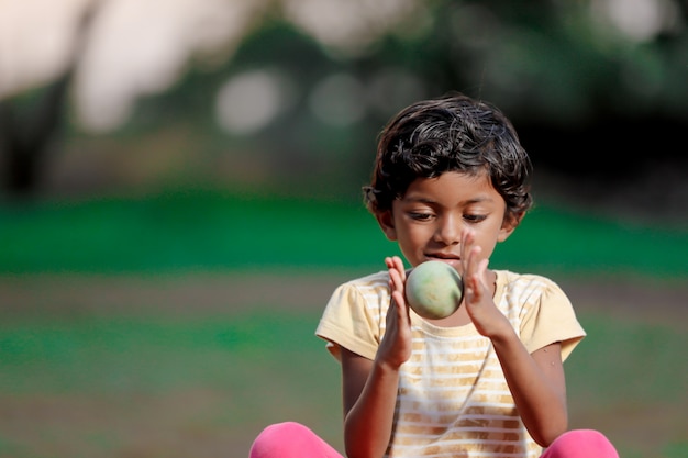 Indien, girl, enfant, jouer, balle