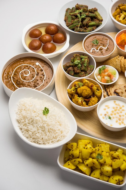 Indien hindou Veg Thali ou plateau de nourriture, mise au point sélective