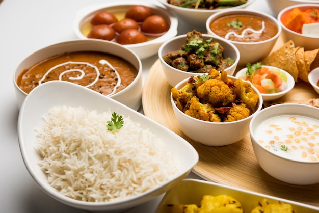 Indien hindou Veg Thali ou plateau de nourriture, mise au point sélective