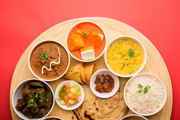 Indien hindou Veg Thali ou plateau de nourriture, mise au point sélective