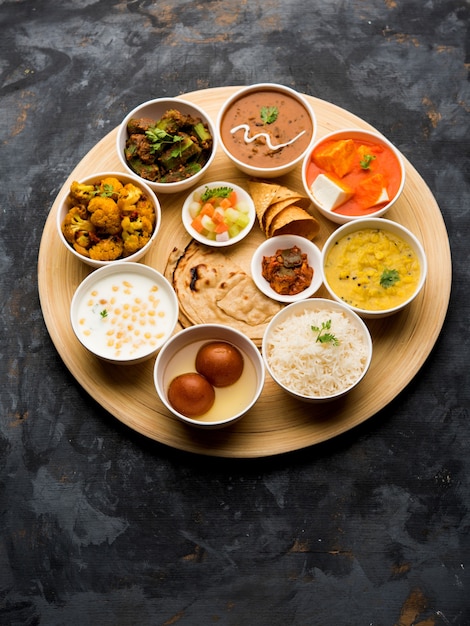 Indien hindou Veg Thali ou plateau de nourriture, mise au point sélective