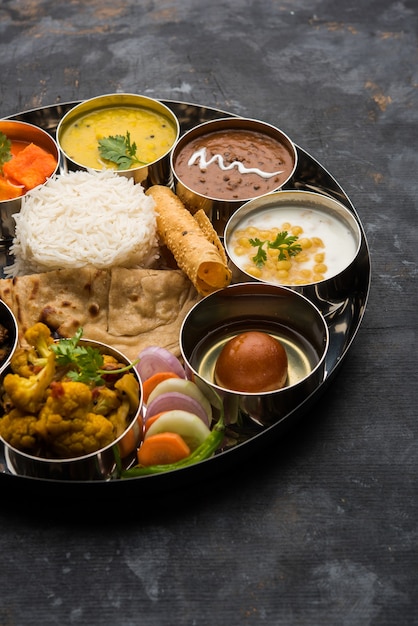 Indien hindou Veg Thali ou plateau de nourriture, mise au point sélective