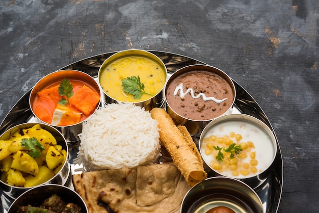 Indien hindou Veg Thali ou plateau de nourriture, mise au point sélective