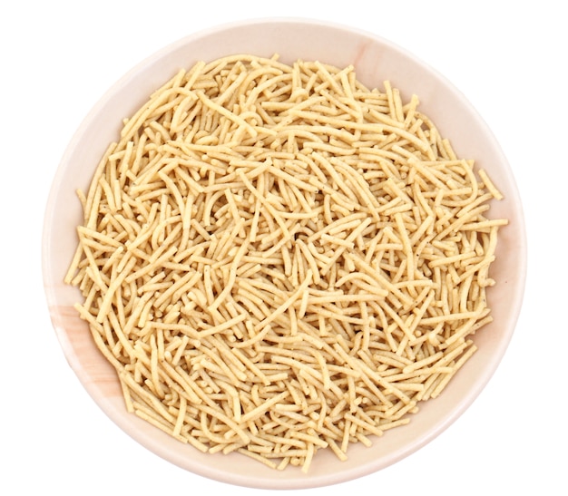 Indien Namkeen Aloo Sev sur fond blanc