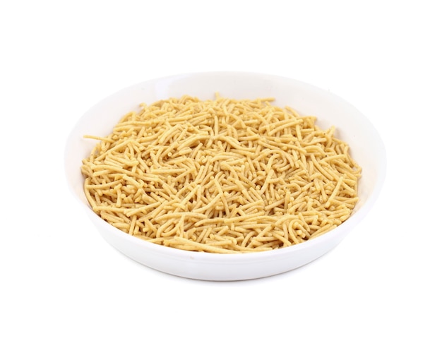 Indien Namkeen Aloo Sev sur fond blanc