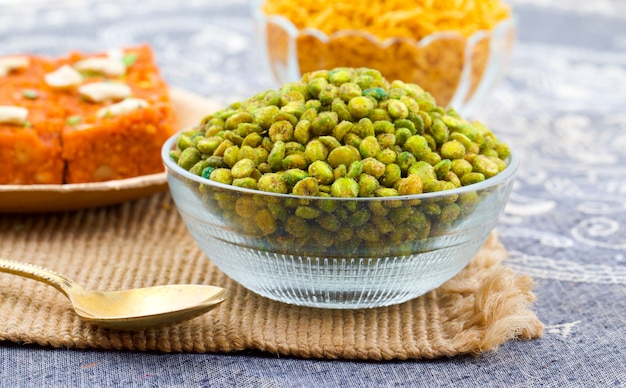 Photo indien namkeen snack food pois vert masala