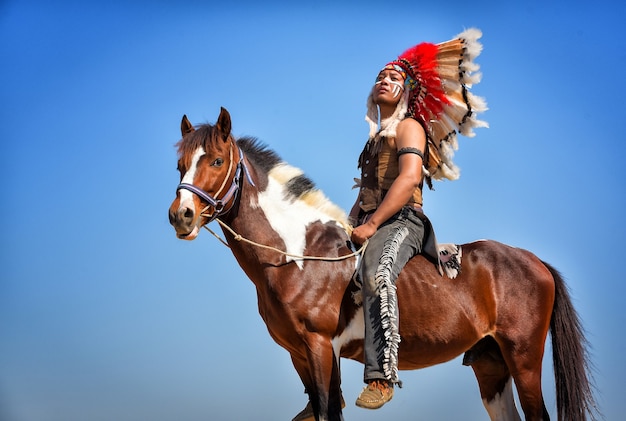 Indien rouge assis sur son cheval.