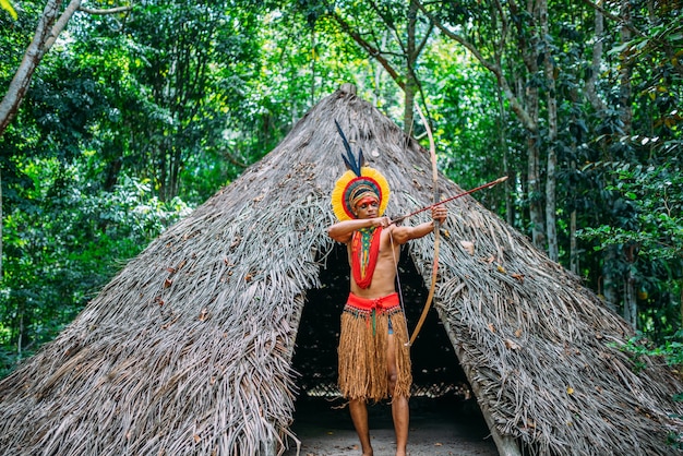 Indien de la tribu Pataxó à l'aide d'un arc et d'une flèche