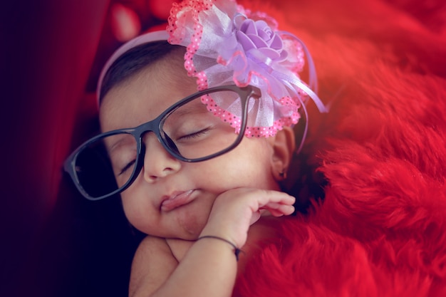 Indienne jolie fille à lunettes