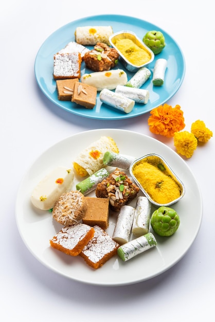 Indiens assortis doux mithai barfi dans un groupe