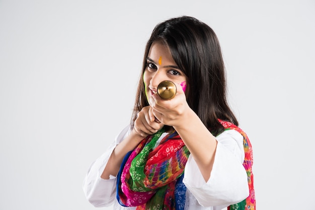 Indiens célébrant holi avec du laddu sucré, des couleurs en thali et des éclaboussures de couleurs